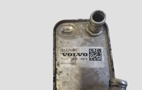 Volvo V70 Engine oil radiator 31325045