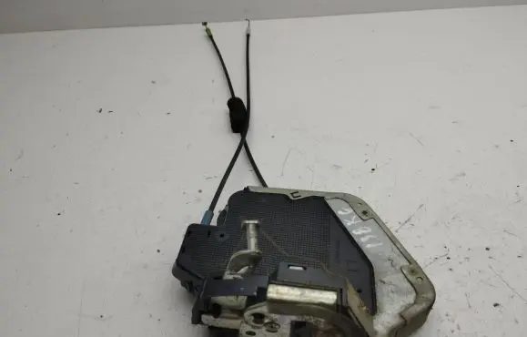 Suzuki Grand Vitara II Rear door lock 4Y6F0211