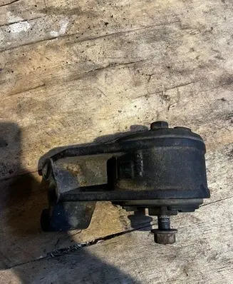 Engine mount bracket
