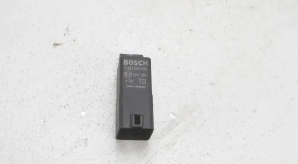 Honda CR-V Glow plug pre-heat relay 0281003056