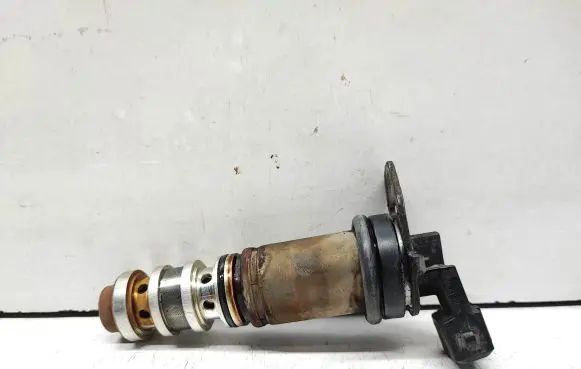BMW 3 E90 E91 Camshaft vanos timing valve 7584115