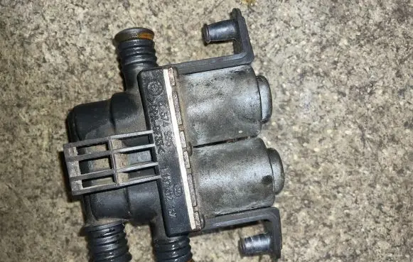 BMW 5 E39 Coolant heater control valve 8374995