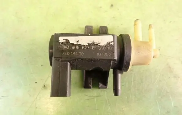Volkswagen PASSAT B5 Breather valve 1K0906627E