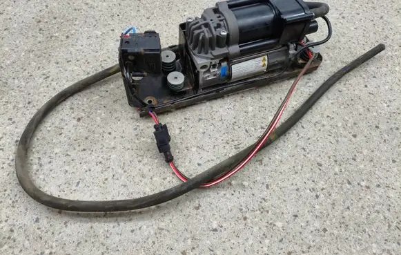 BMW 5 GT F07 Air suspension compressor/pump 13V30ADC