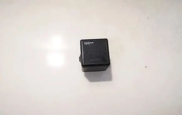 Volvo S40, V40 Other relay mb953381 v23134-b52-x240