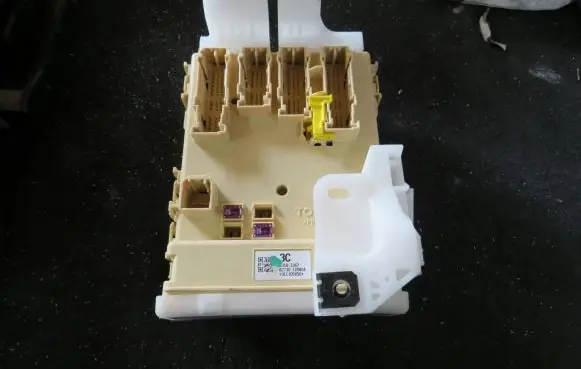 Toyota Auris E180 Fuse module 8273012X80A