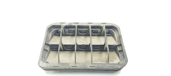 Quarter panel pressure vent