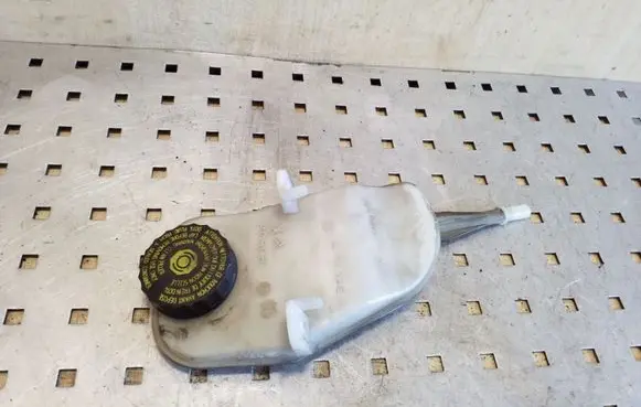 Brake fluid reservoir