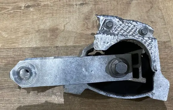 Land Rover Range Rover Evoque L551 Engine mount bracket K8D26H051AA