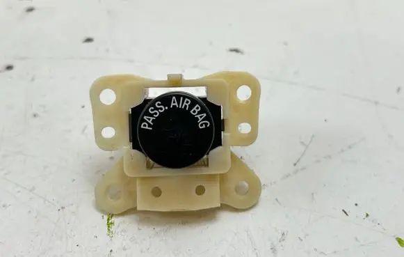 Mitsubishi L200 Passenger airbag on/off switch 8150A006