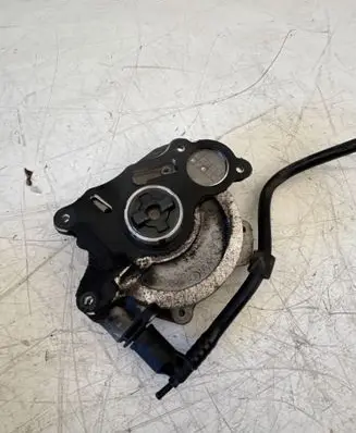 Volkswagen Golf VI Vacuum pump 03L145207