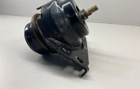 Toyota Land Cruiser (J120) Engine mount bracket