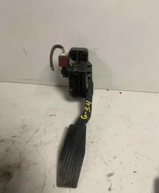 Accelerator throttle pedal
