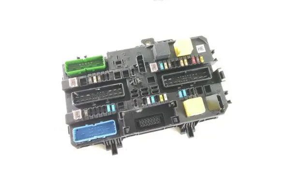 Opel Zafira B Fuse module 13206757