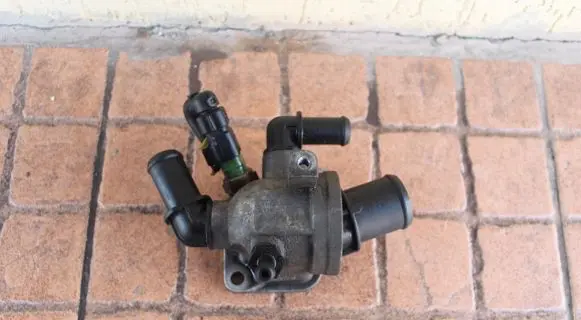Opel Corsa D Thermostat housing 55224022