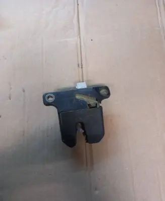 Audi A4 S4 B5 8D Tailgate/trunk/boot lock/catch/latch 8d5827505d