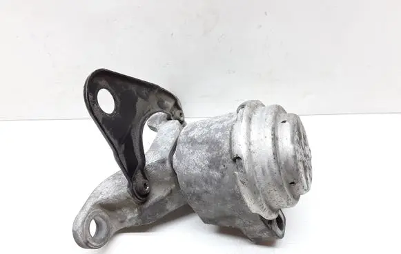 Volvo V70 Engine mount bracket