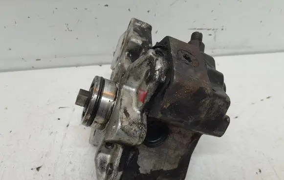 Volvo V70 Fuel injection high pressure pump 8692521