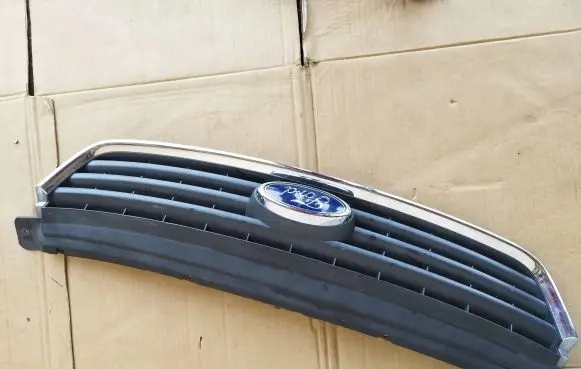 Ford Kuga I Front bumper upper radiator grill 8V41R7081A