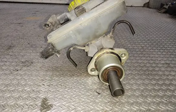 Volkswagen Transporter - Caravelle T4 Master brake cylinder 7D0611303A