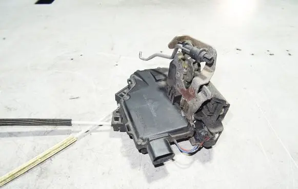 Audi A6 S6 C5 4B Rear door lock 4B0839015B