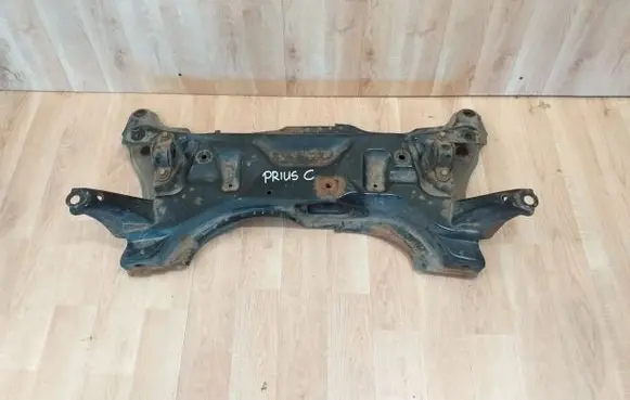 Toyota Prius c Engine mounting bracket