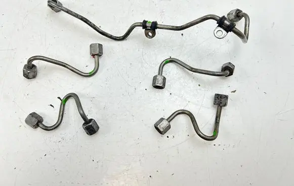 Fuel injector supply line/pipe