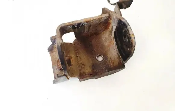 Engine mounting bracket