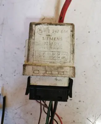 BMW 5 E39 Glow plug pre-heat relay 2247664 7288511