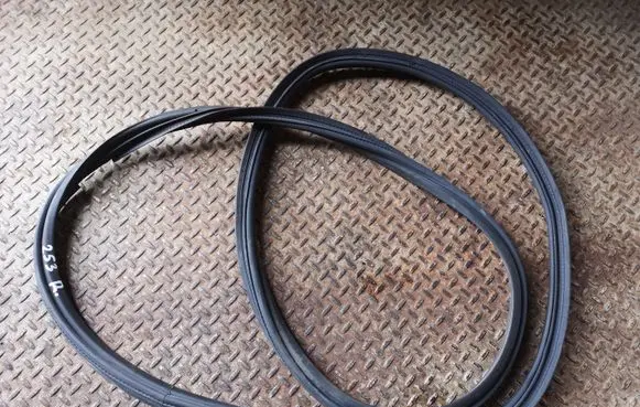 Trunk rubber seal (body)