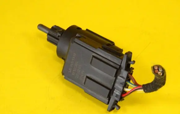 Volkswagen Touareg I Brake pedal sensor switch 1J0945511D