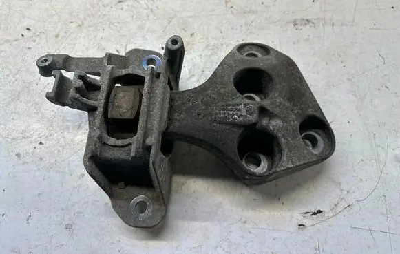 Opel Astra K Engine mount bracket 