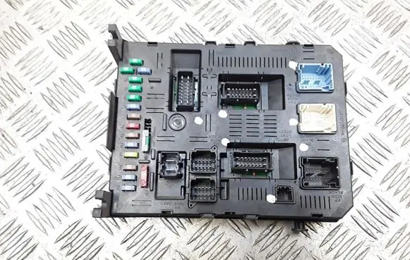 Citroen C6 Fuse module 9661940180