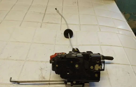 Audi A4 S4 B7 8E 8H Front door lock 8E2837015C