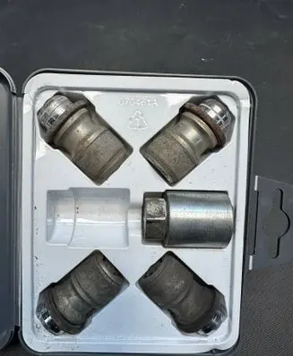 Toyota Hilux (AN120, AN130) Wheel nut cap/cover PW45600001 070461A 078779