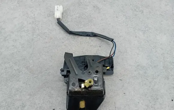 Chevrolet Epica Tailgate lock latch 