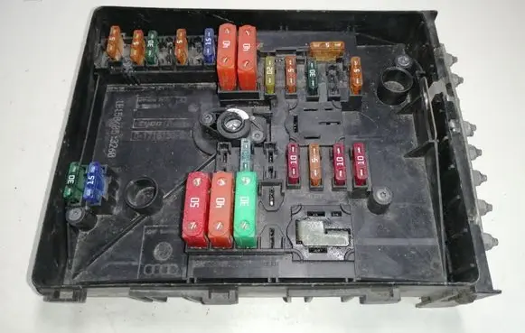Volkswagen Golf V Fuse module 1K0937125