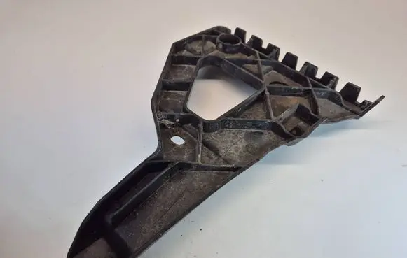 Front bumper mounting bracket