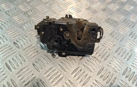 Volkswagen PASSAT B5 Coupe door lock (next to the handle) 