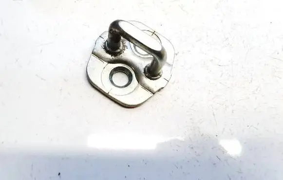 Nissan Leaf I (ZE0) Rear door lock loop/hook striker 