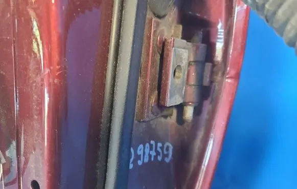 Volvo XC70 Front door lower hinge 30784903