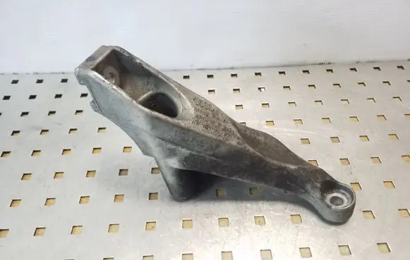 Audi A4 S4 B7 8E 8H Engine mounting bracket 8E0199307S