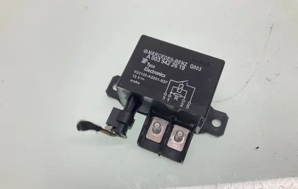 Mercedes-Benz C W204 Other relay A0035422619 V23132A2001X27