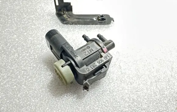 Audi A4 S4 B6 8E 8H Turbo solenoid valve 1J0906283C 4B0906269B