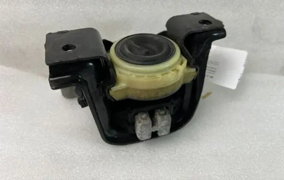 Peugeot 2008 I Engine mount bracket 9681706580