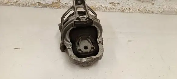 Engine mount bracket