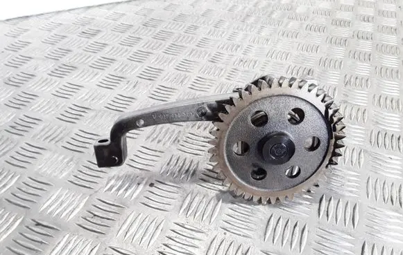 Volkswagen Touareg I Oil pump 070115105A