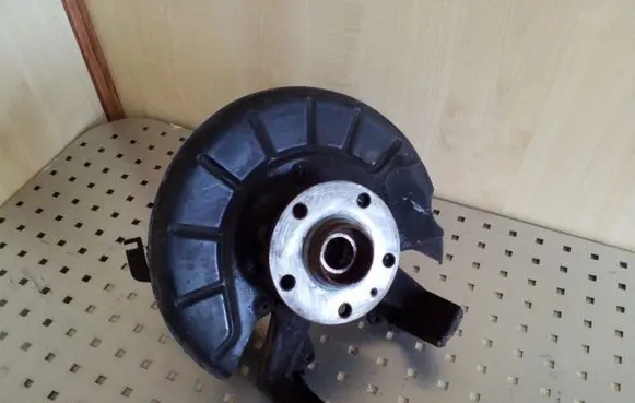 Volkswagen Golf V Front wheel hub