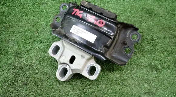 Volkswagen Tiguan Engine mount bracket 5QA199555C