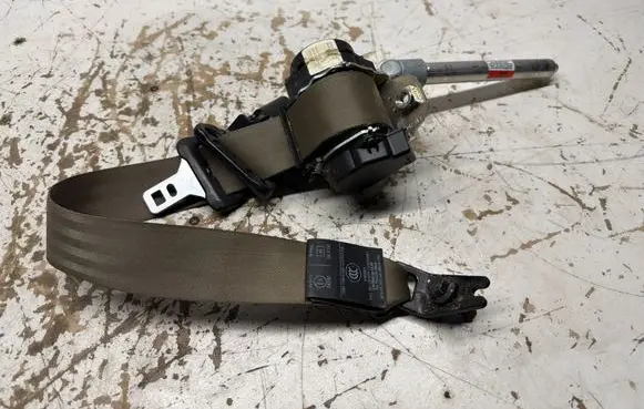 Volvo XC70 Rear seatbelt 39859394